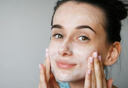  how to use milk on face for glowing skin in tamil