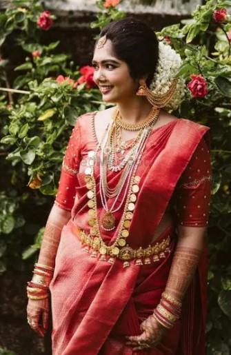 Red Saree Matching Earrings in Tamil